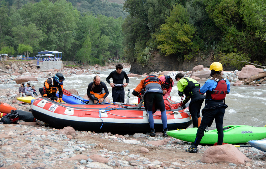 rafting Marruecos, preparando el raft