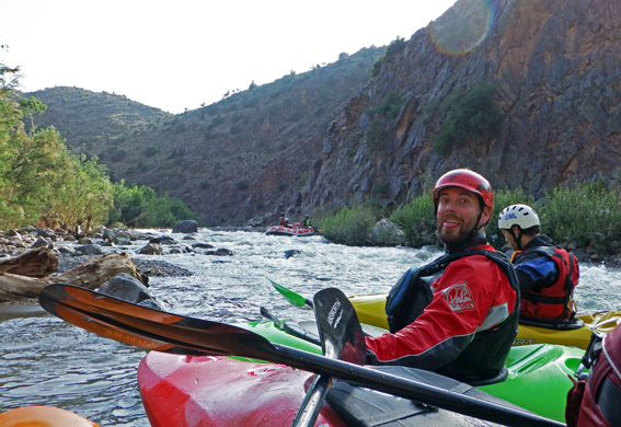 kayak en Marruecos río Nfis