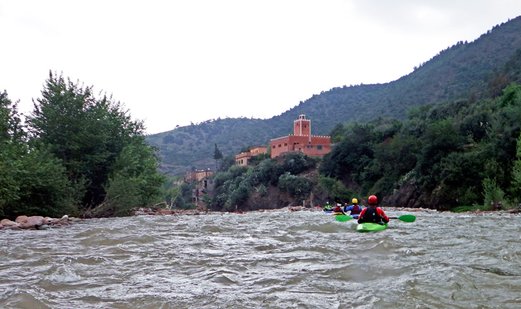 kayakeando con la mezquita de fondo