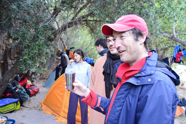 campamento a orillas del río Nfis