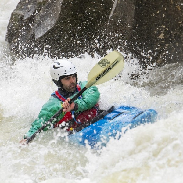 Conoces el kayak en aguas bravas. Quedate con nosotros y descubre un deporte a tu medida