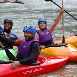 Cursos de kayak en aguas bravas para verano. River Guru, actividades en Pirineos.